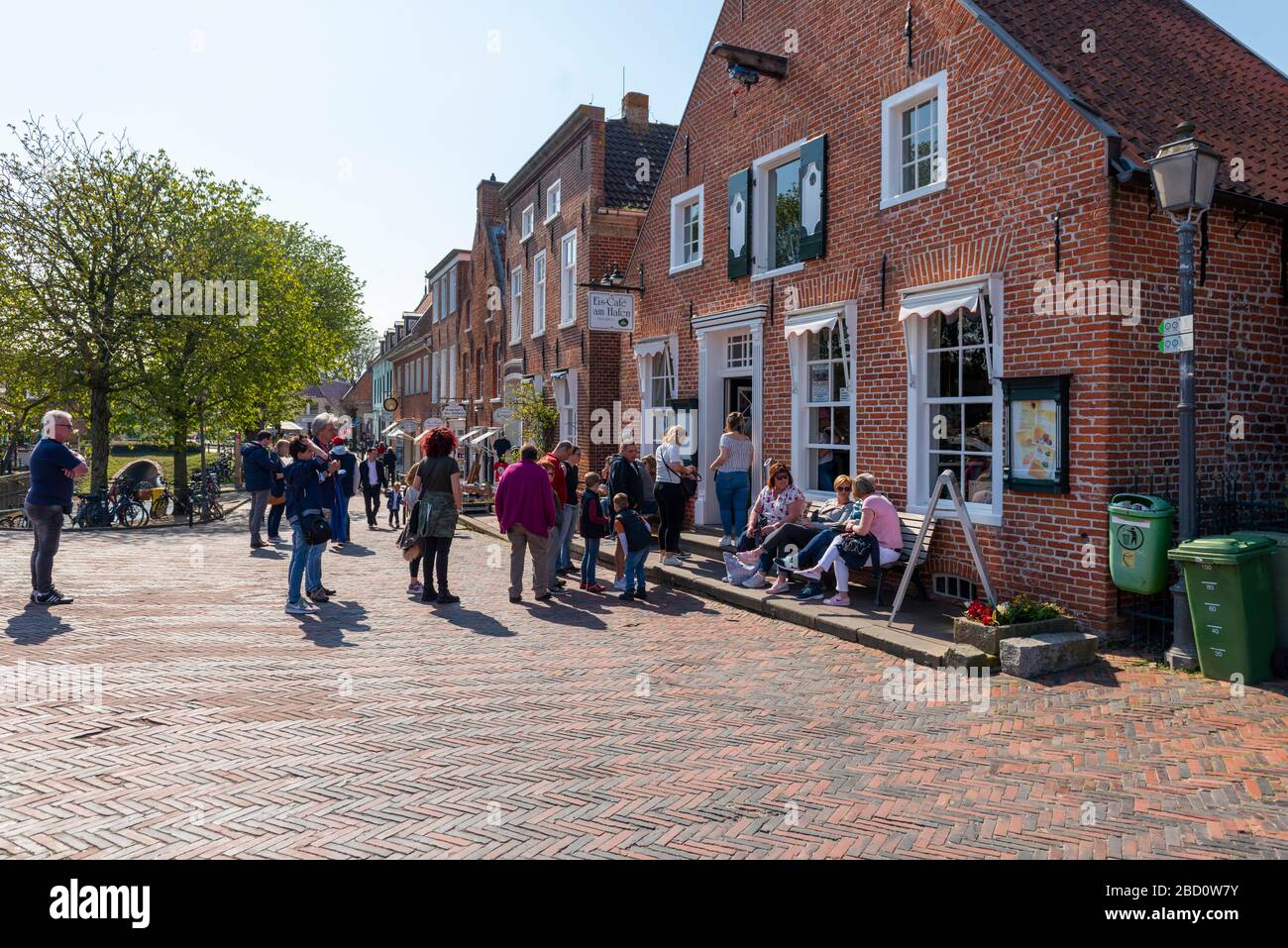 Deutschland, Niedersachsen, Ostfriesland, Greetsiel, Häuserzeile am Hafen. Stock Photo