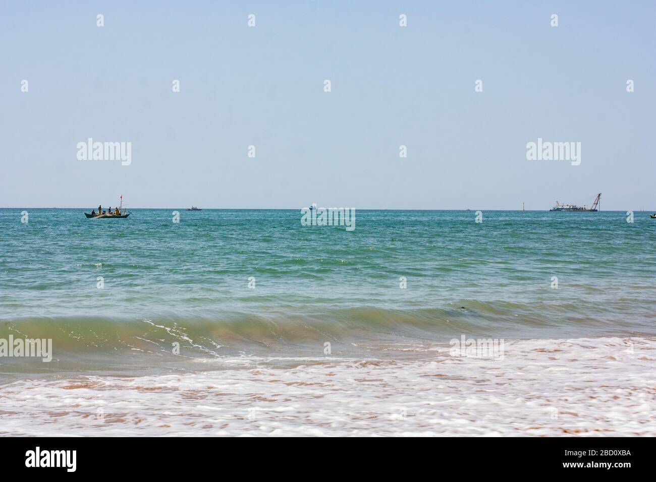Tushan Beach, Hawks Bay, Karachi, Pakistan On 24-02-2019 While Some Local Boats Are Fishing At Afternoon Stock Photo