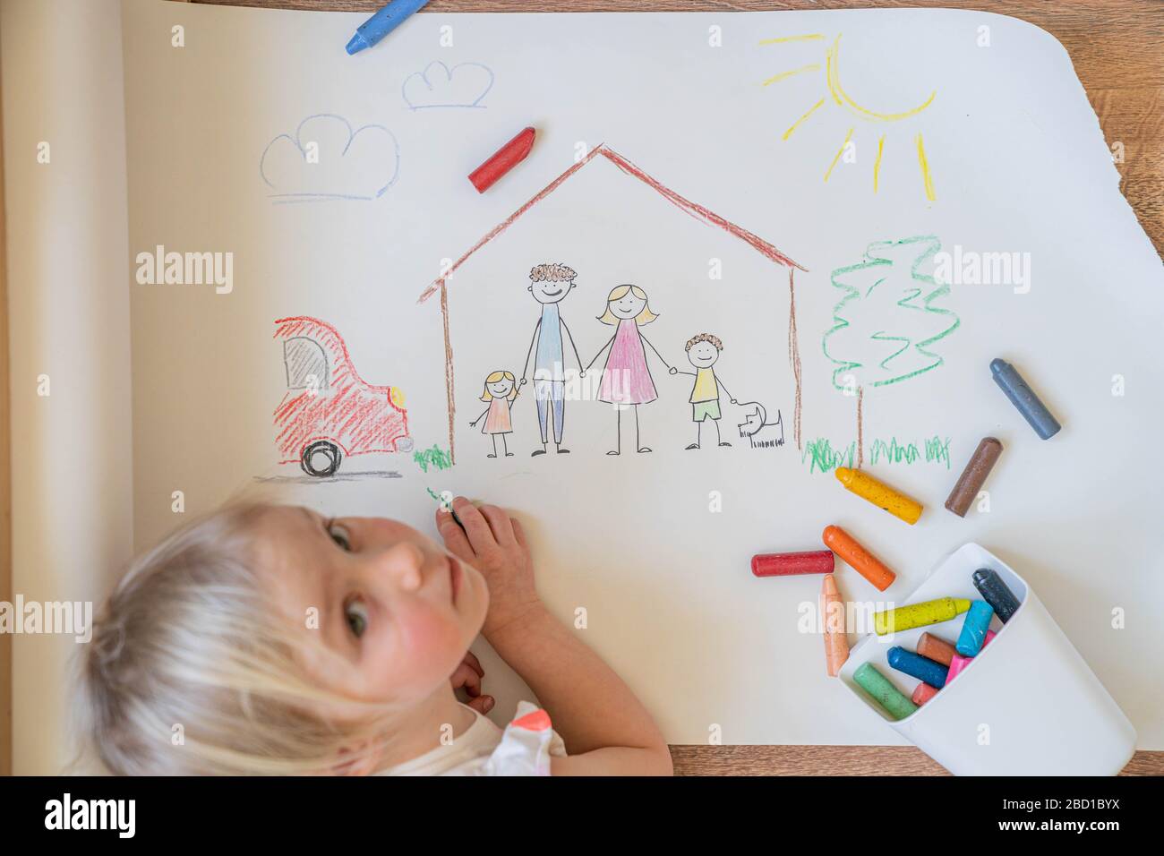 https://c8.alamy.com/comp/2BD1BYX/kids-drawing-happy-family-inside-the-house-2BD1BYX.jpg