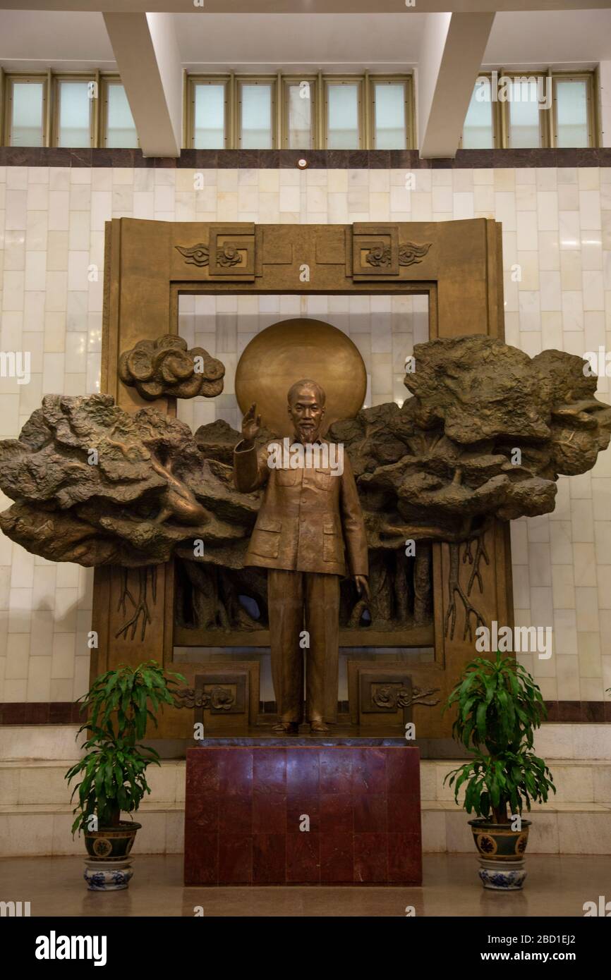 View inside the Central Hall of the Ho Chi Minh Museum and a giant statue of Ho Chi Minh, in Hanoi, Vietnam Stock Photo
