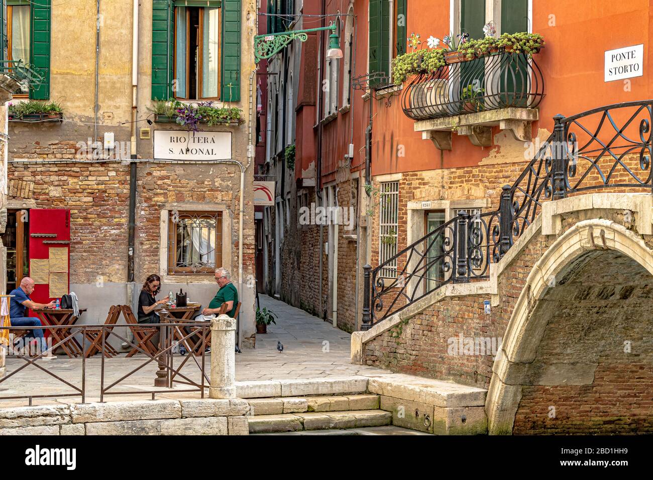 Ragazzo esaminando le mani appiccicose in cucina Foto stock - Alamy