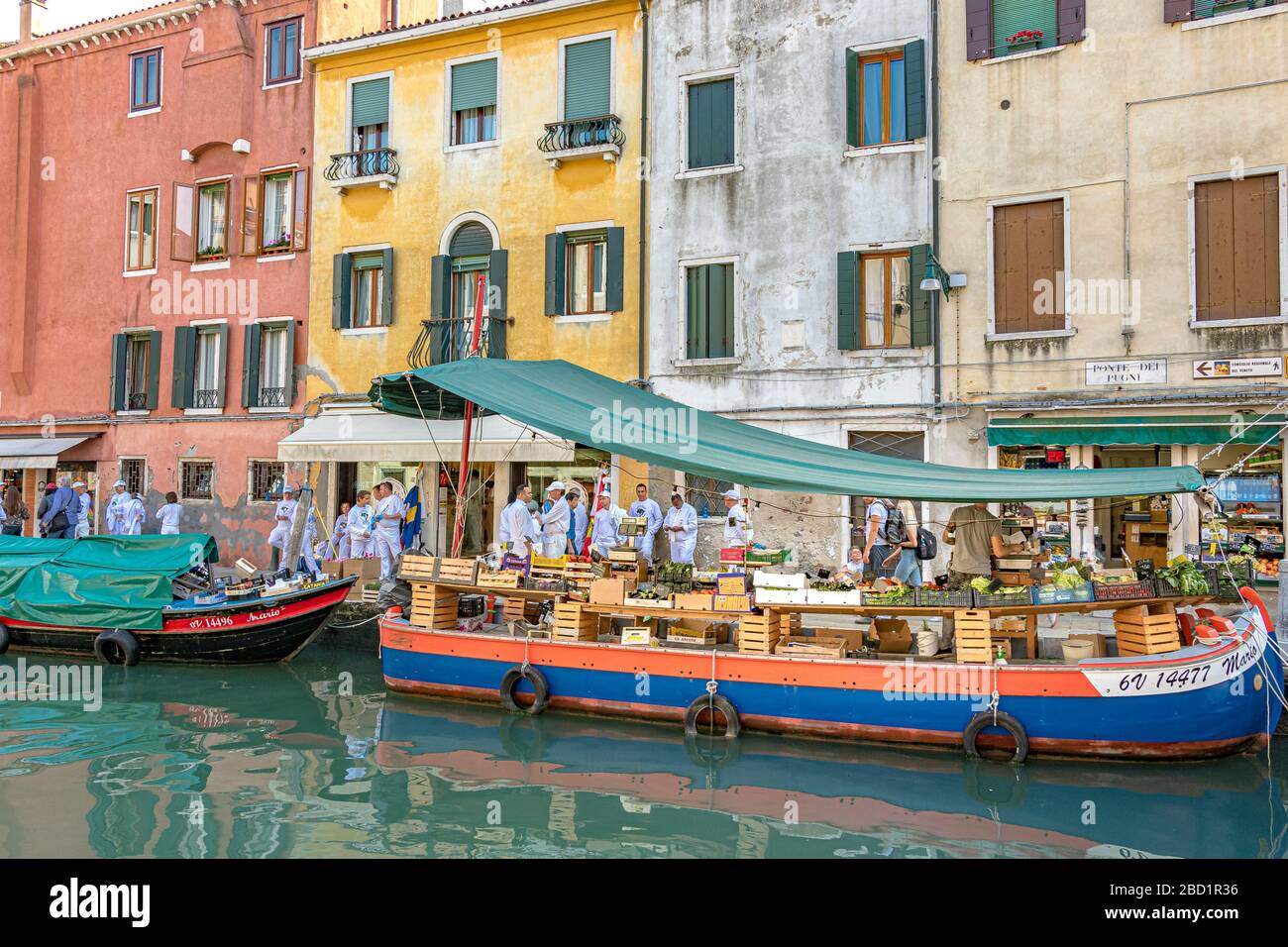 A floating fresh fruit and vegetable stall near Ponte Dei Pugni bridge along Fondamenta Gherardini ,Venice Italy Stock Photo