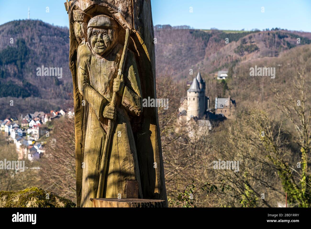 Hexentanzplatz mit geschnitzter Hexe und Burg Altena, Sauerland, Nordrhein-Westfalen, Deutschland   |  Hexentanzplatz Witches′ Dance Floor with wooden Stock Photo