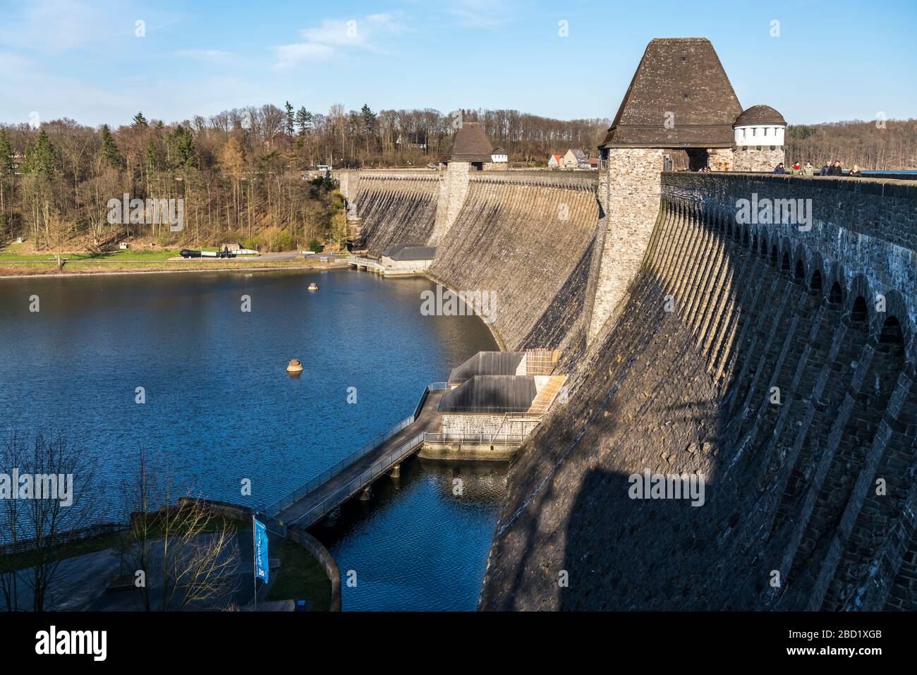 Sperrmauer der Möhnetalsperre in Möhnesee, Sauerland, Nordrhein-Westfalen,  Deutschland | The dam of the Moehne reservoir, Moehnesee, Sauerland, Nor  Stock Photo - Alamy