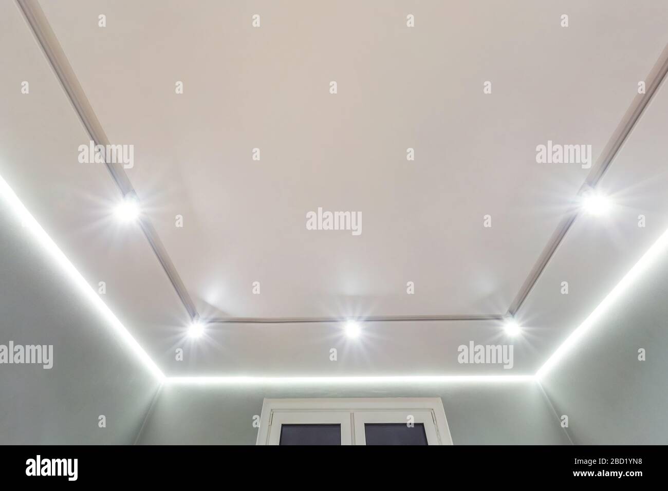 suspended ceiling with halogen spots lamps and drywall construction in  empty room in apartment or house. Stretch ceiling white and complex shape  Stock Photo - Alamy