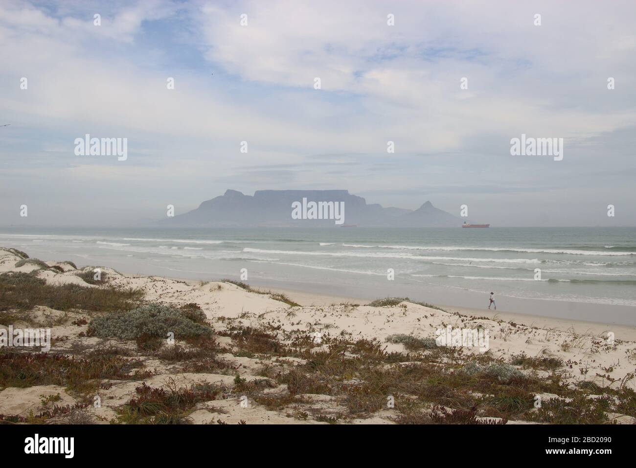 View of the beach, Atlantic Ocean and Table Mountain, in foggy weather. Cape  Town, South Africa, Africa Stock Photo - Alamy