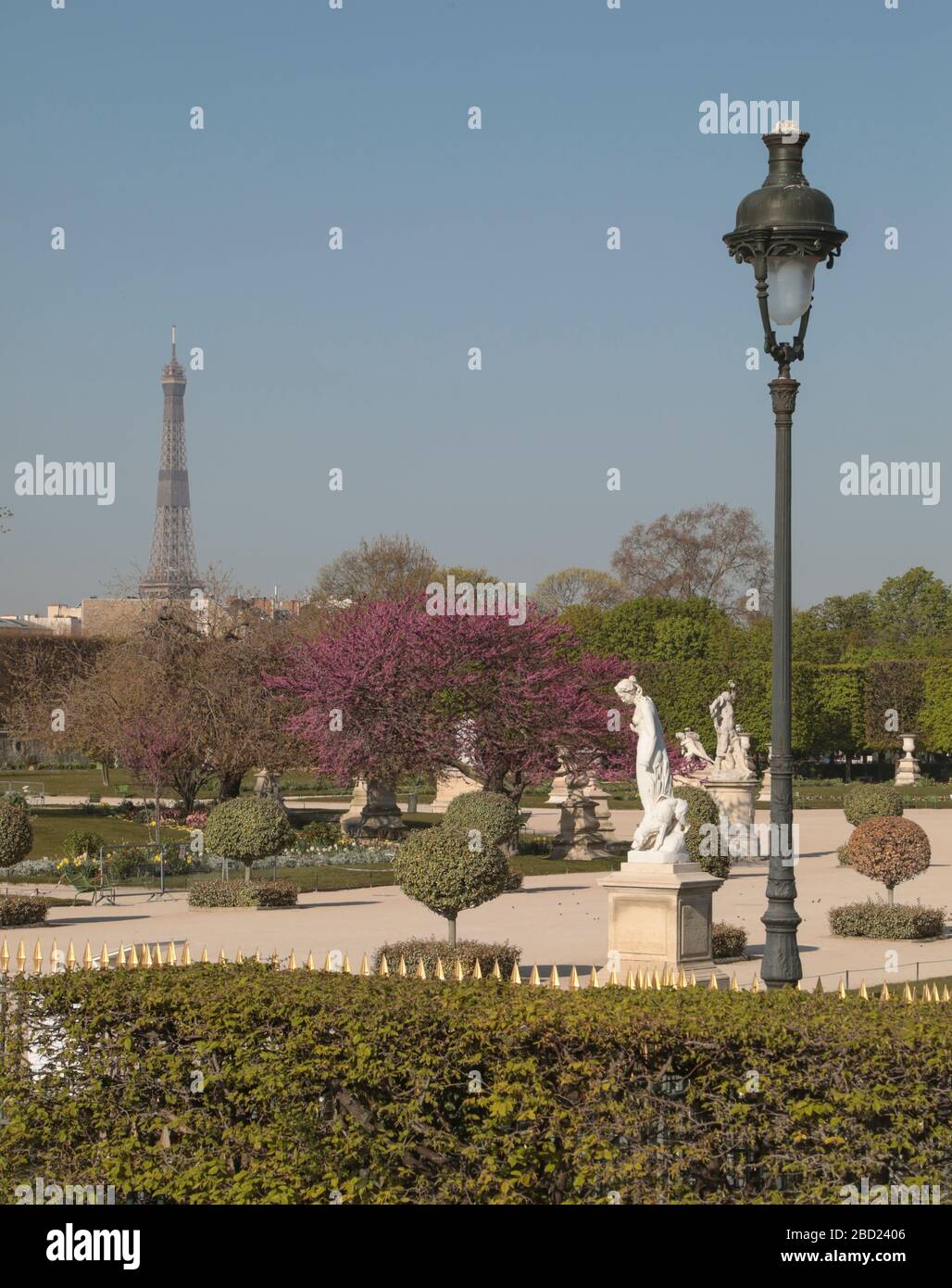 PARISIAN LOCKDOWN:SUNNY DAY IN PARIS Stock Photo