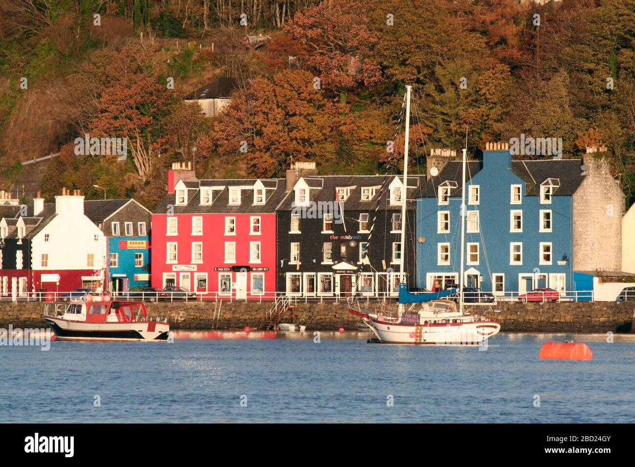 Colourful buildings and boats on moorings, Tobermory harbour, Isle of Mull, Argyll, Scotland Stock Photo