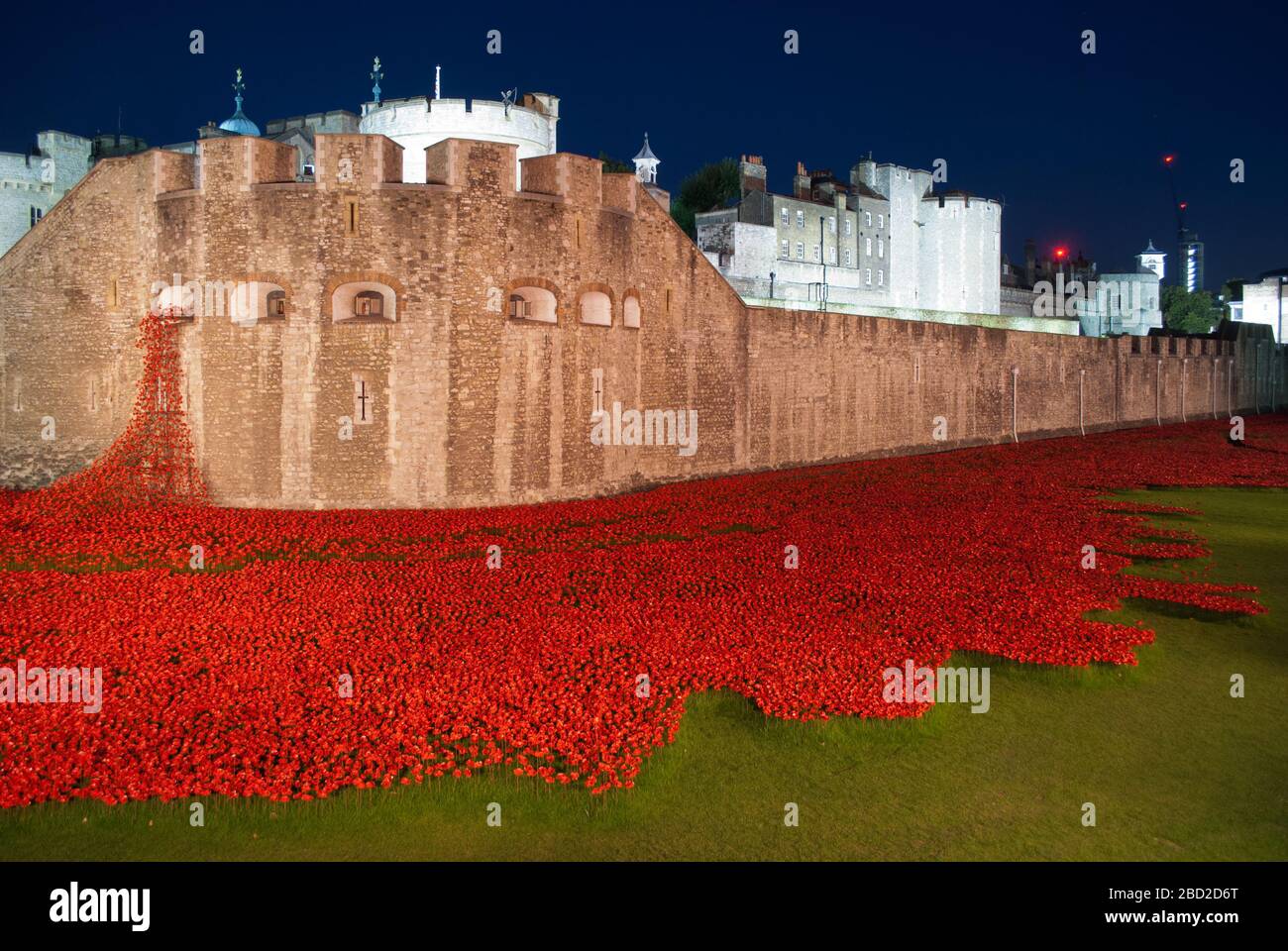 First World War Centenary Blood Swept Lands and Seas of Red Installation Poppies Tower of London, St Katharine's & Wapping, London EC3N 4AB Stock Photo