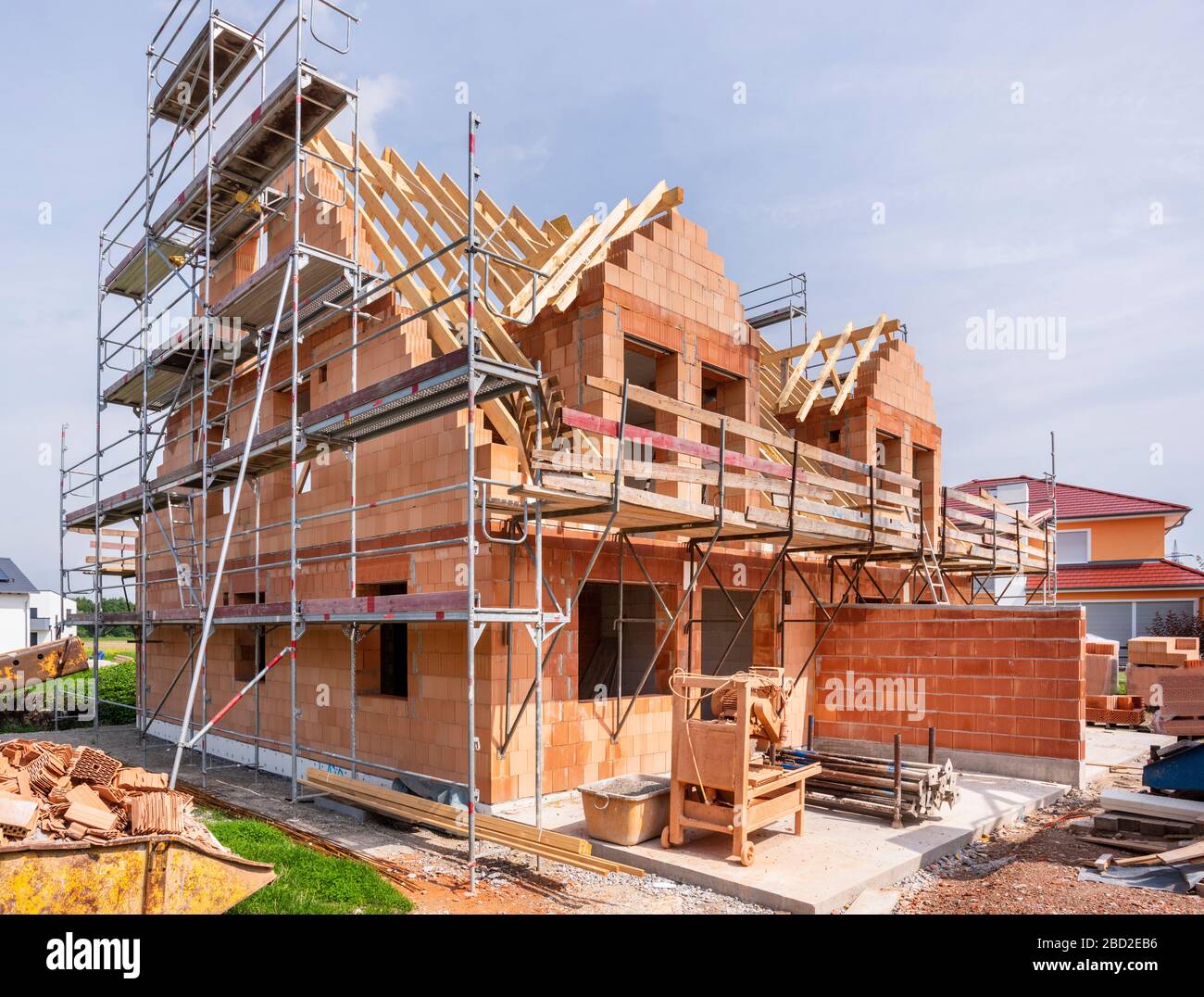 Neubau Rohbau von einem Doppelhaus Stock Photo