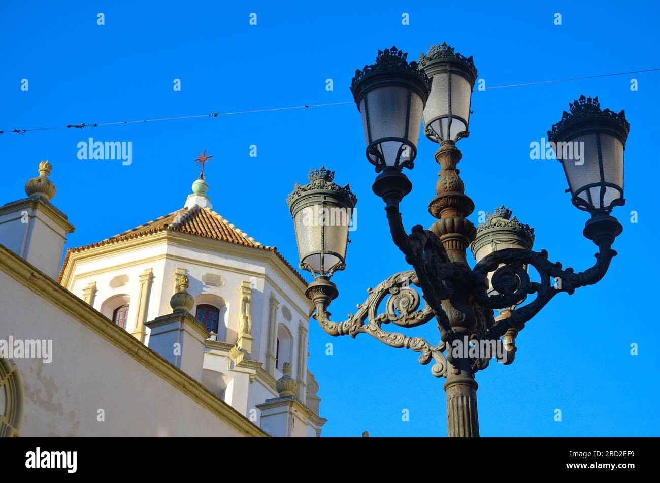Cadiz, Stadt am Atlantik, Andalusien, Spanien: Straßenlaterne und Kirche Stock Photo