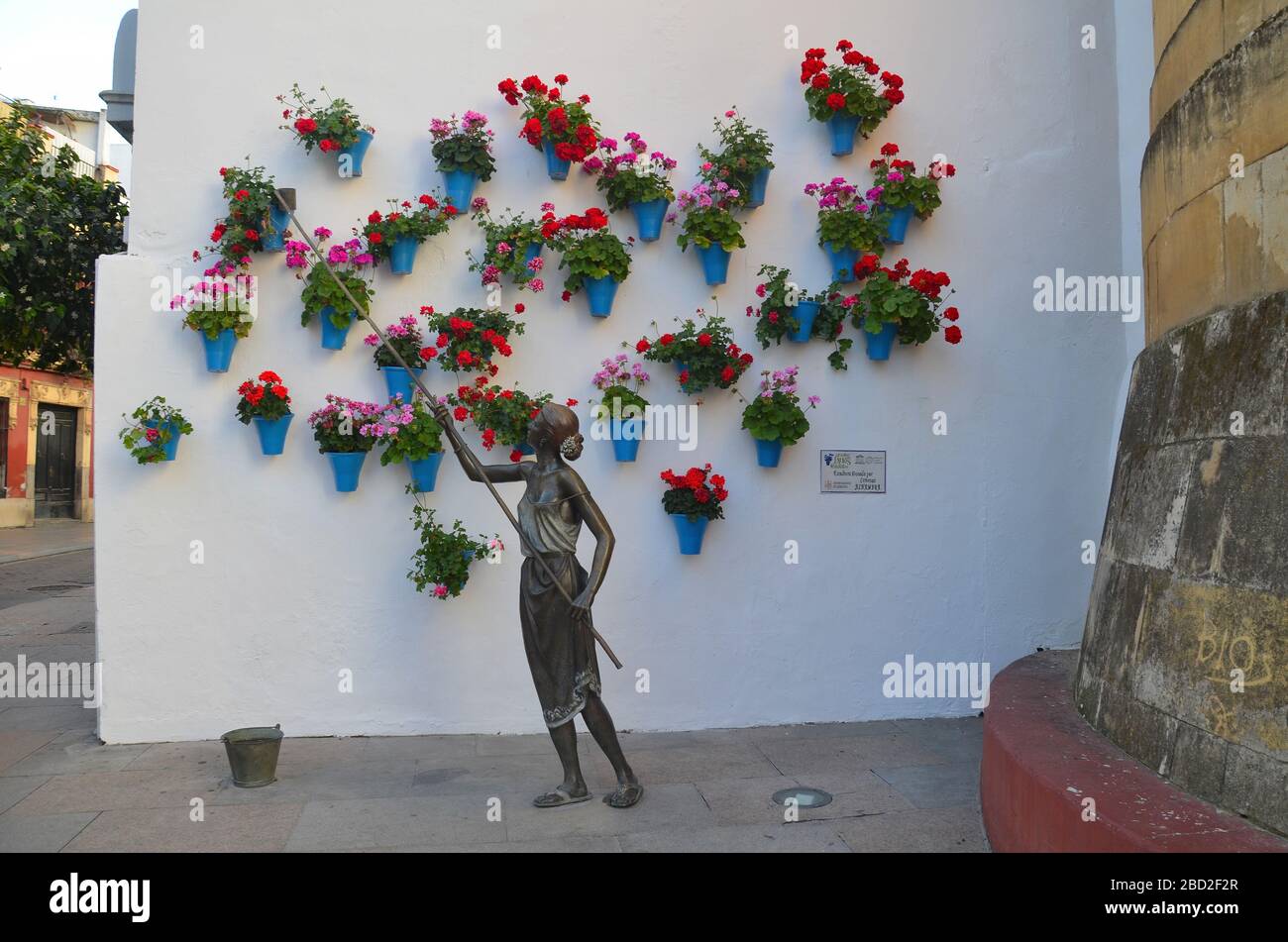 Cordoba in Andalusien, Spanien: Blumenschmuck in der Altstadt Stock Photo