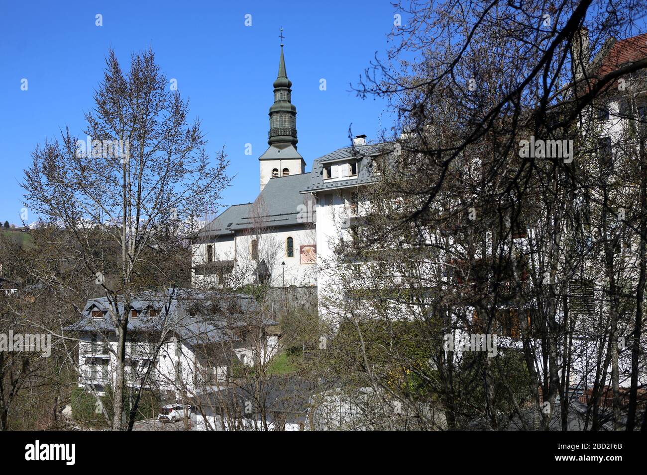 Eglise Saint-Gervais-et-Protais. Façades d'immeubles. Saint-Gervais-les-Bains. Haute-Savoie. France. Stock Photo