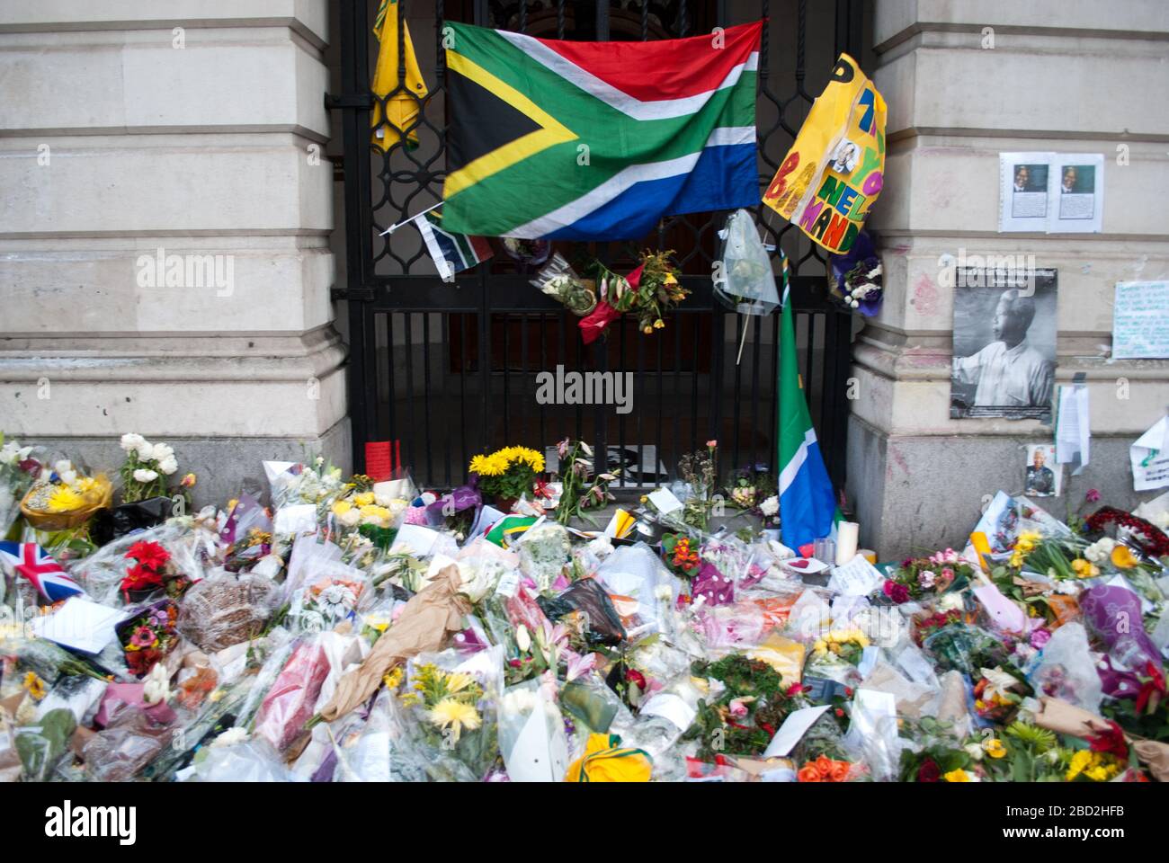Nelson Mandela Flowers Tributes at National Portrait Gallery, St. Martin's Pl, Charing Cross, London WC2H 0HE Stock Photo