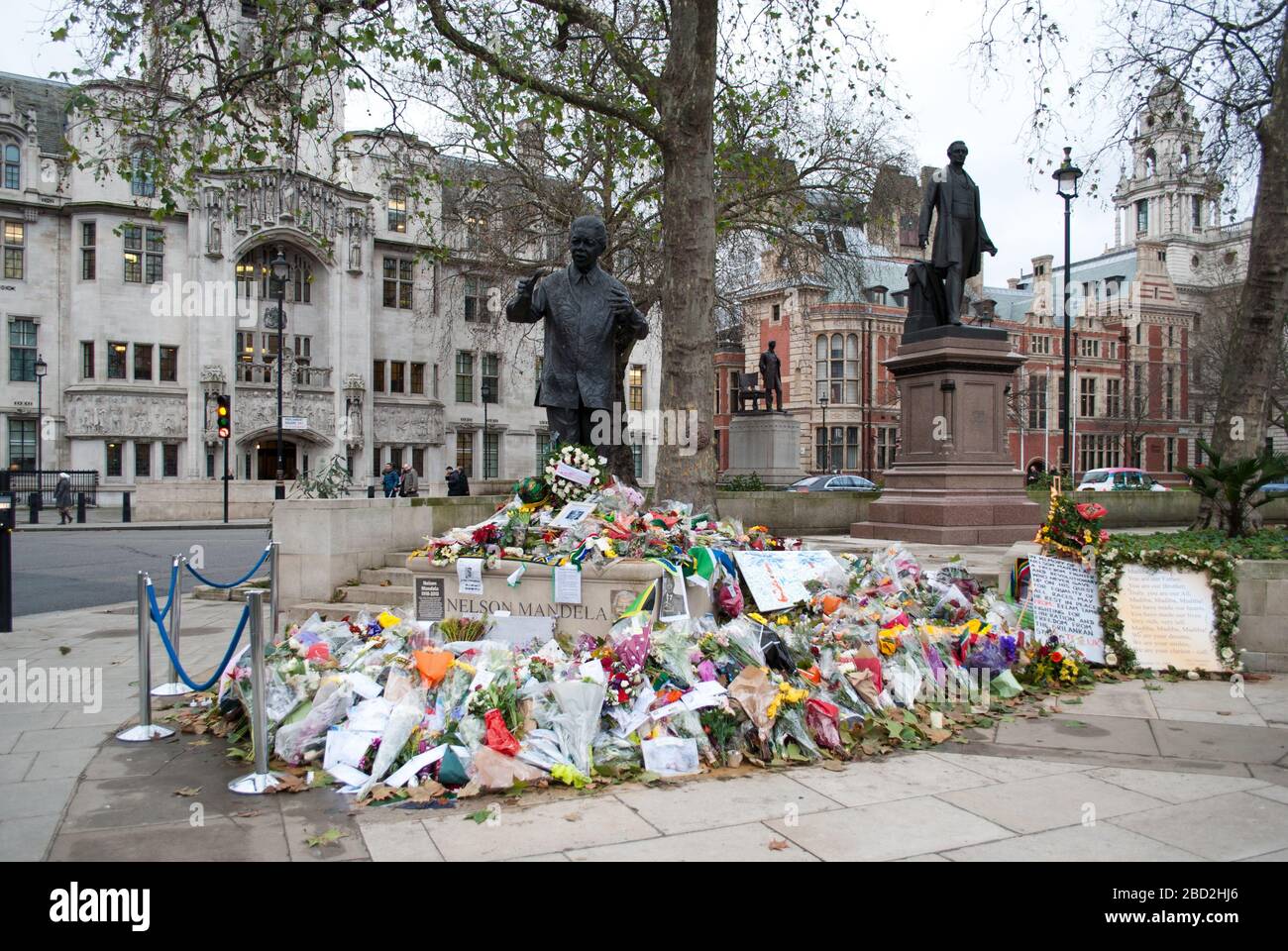 Flowers Tributes Death of Nelson Mandela at Statue in Parliament Square, Westminster, London, SW1P Stock Photo