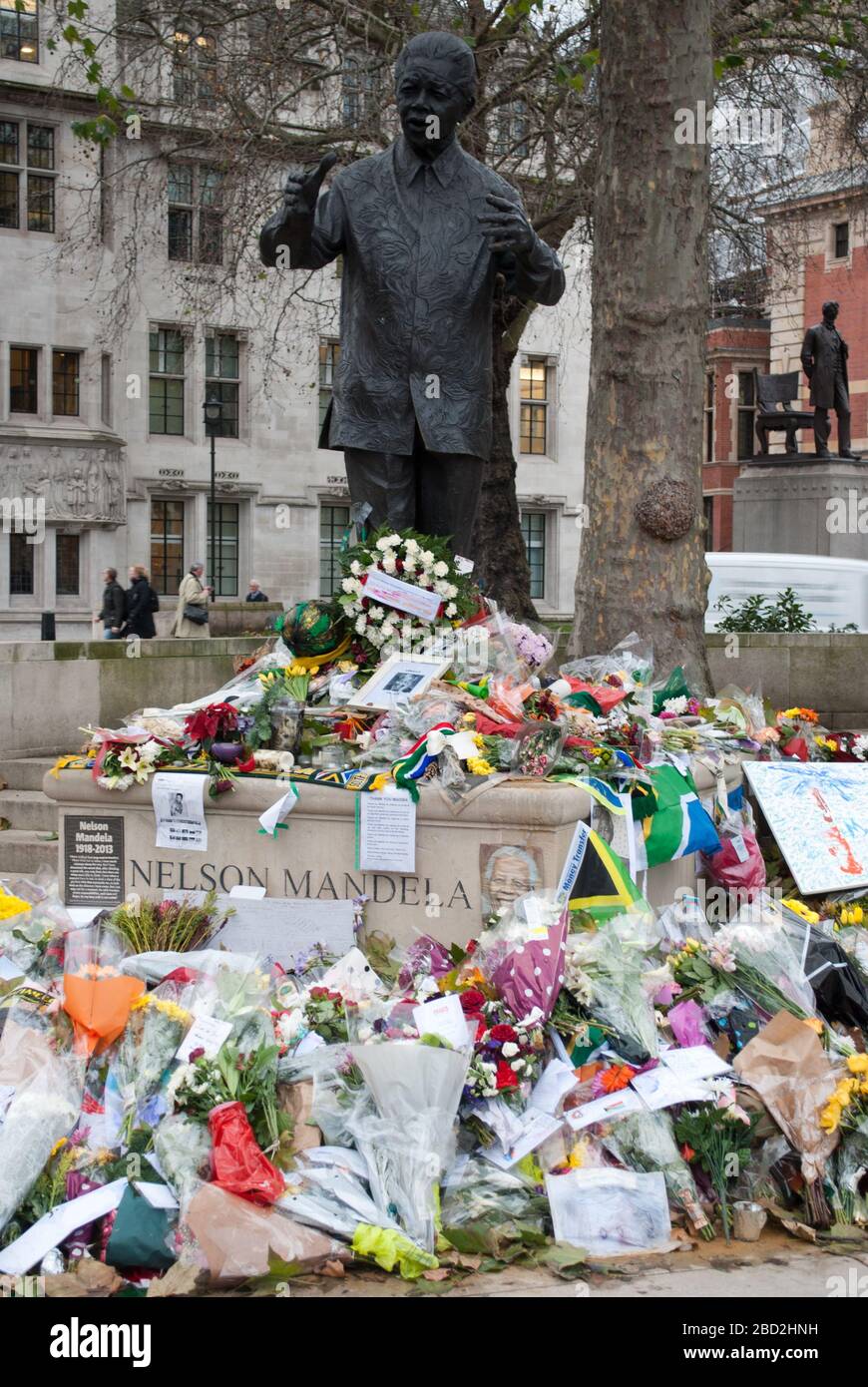 Flowers Tributes Death of Nelson Mandela at Statue in Parliament Square, Westminster, London, SW1P Stock Photo