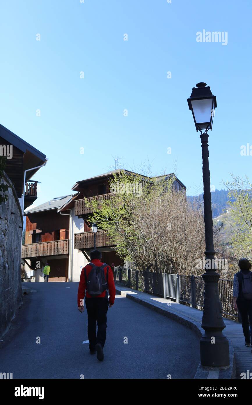 Touristes se promenant sur une route. Saint-Gervais-les-Bains. Haute-Savoie. France. Stock Photo