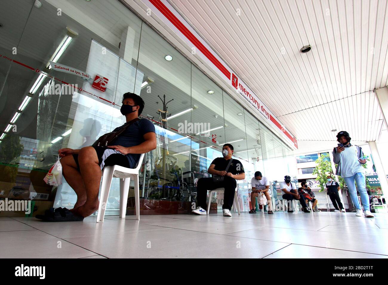 Philippines. 06th Apr, 2020. Customer's in line with the social distance rules outside the entrance of Mercury Drugs in Cainta province of Rizal on April 6, 2020. Local government of Rizal province declared a total lock down for not Rizal province to control the spread of the virus. (Photo by Gregorio B. Dantes Jr./Pacific Press) Credit: Pacific Press Agency/Alamy Live News Stock Photo