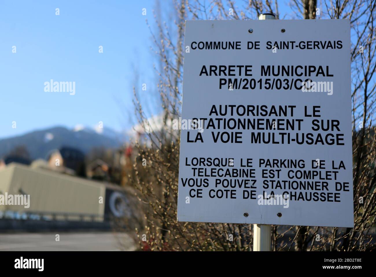 Arrêté municipal autorisant le stationnement sur la voie multi-usage. Alpes françaises. Saint-Gervais-les-Bains. Haute-Savoie. France. Stock Photo