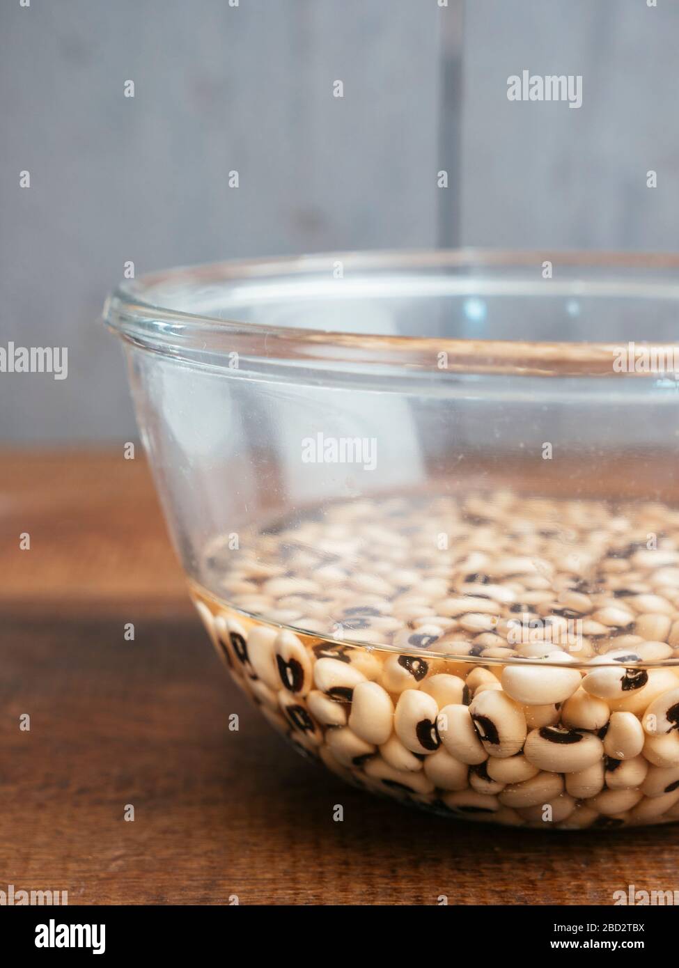 Dried blackeyed peas soaking in water Stock Photo Alamy