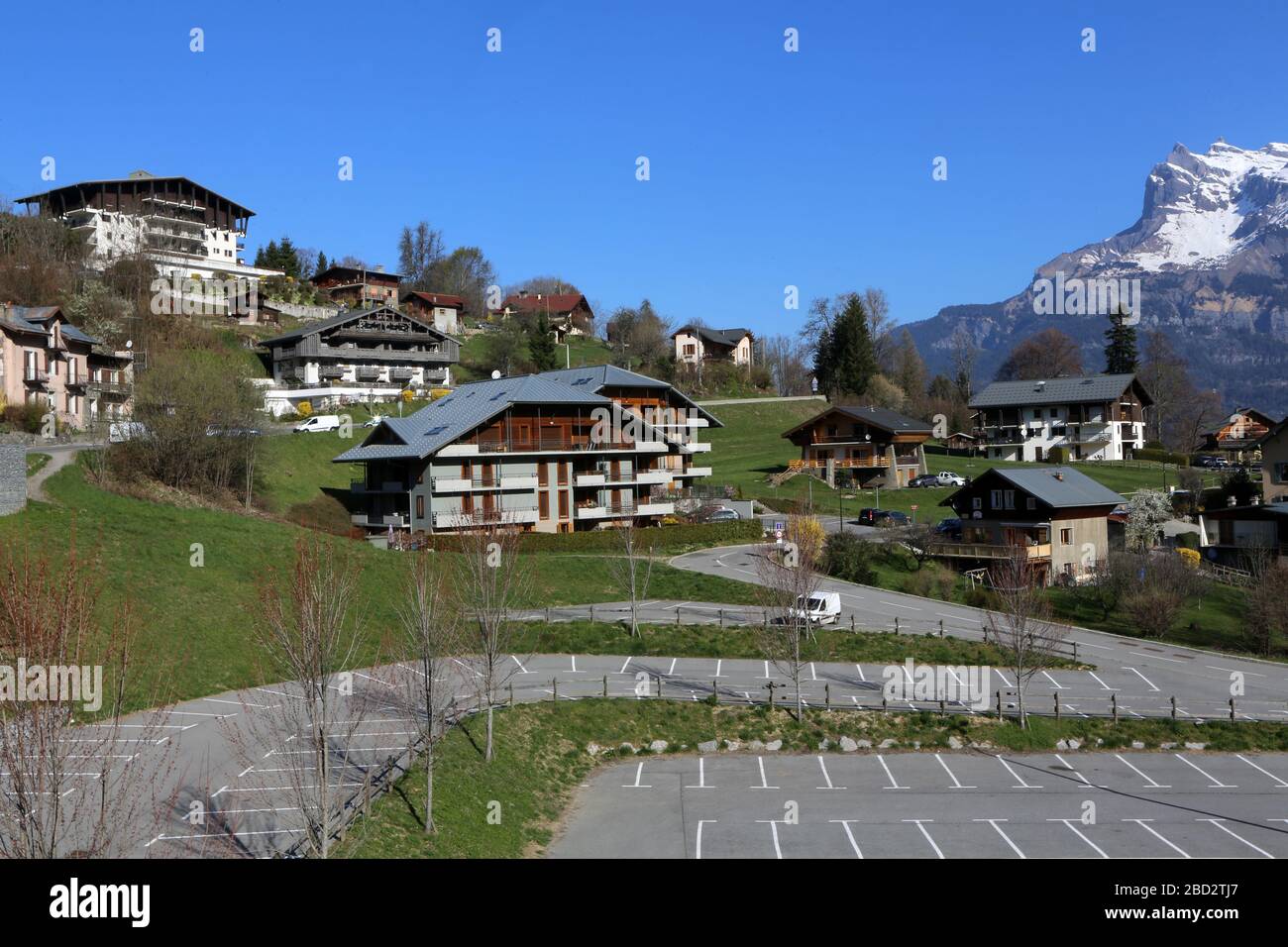 Vue sur des chalets de montagnes. Aiguilles de Warens. Alpes françaises. Saint-Gervais-les-Bains. Haute-Savoie. France. Stock Photo