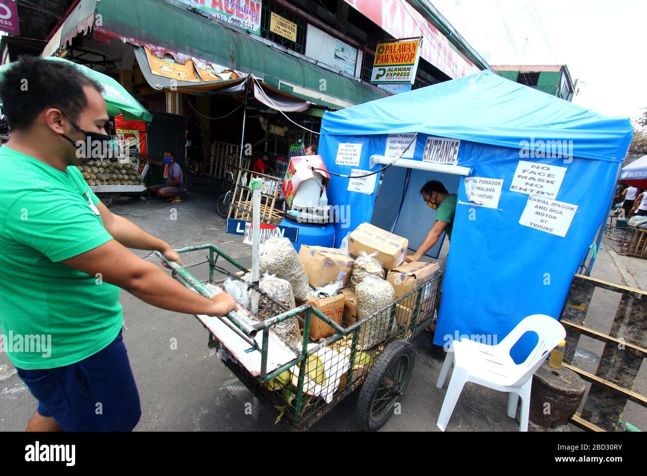 Philippines. 06th Apr, 2020. Market vendors pushing his pushcart to enter on the “Disinfecting Tent” to sanitize their self and their dry goods at the public market in Brgy. San Isidro, Cainta province of Rizal on April 6, 2020. Local government of Rizal province declared a total lock down for not Rizal province to control the spread of the virus. (Photo by Gregorio B. Dantes Jr./Pacific Press/Sipa USA) Credit: Sipa USA/Alamy Live News Stock Photo