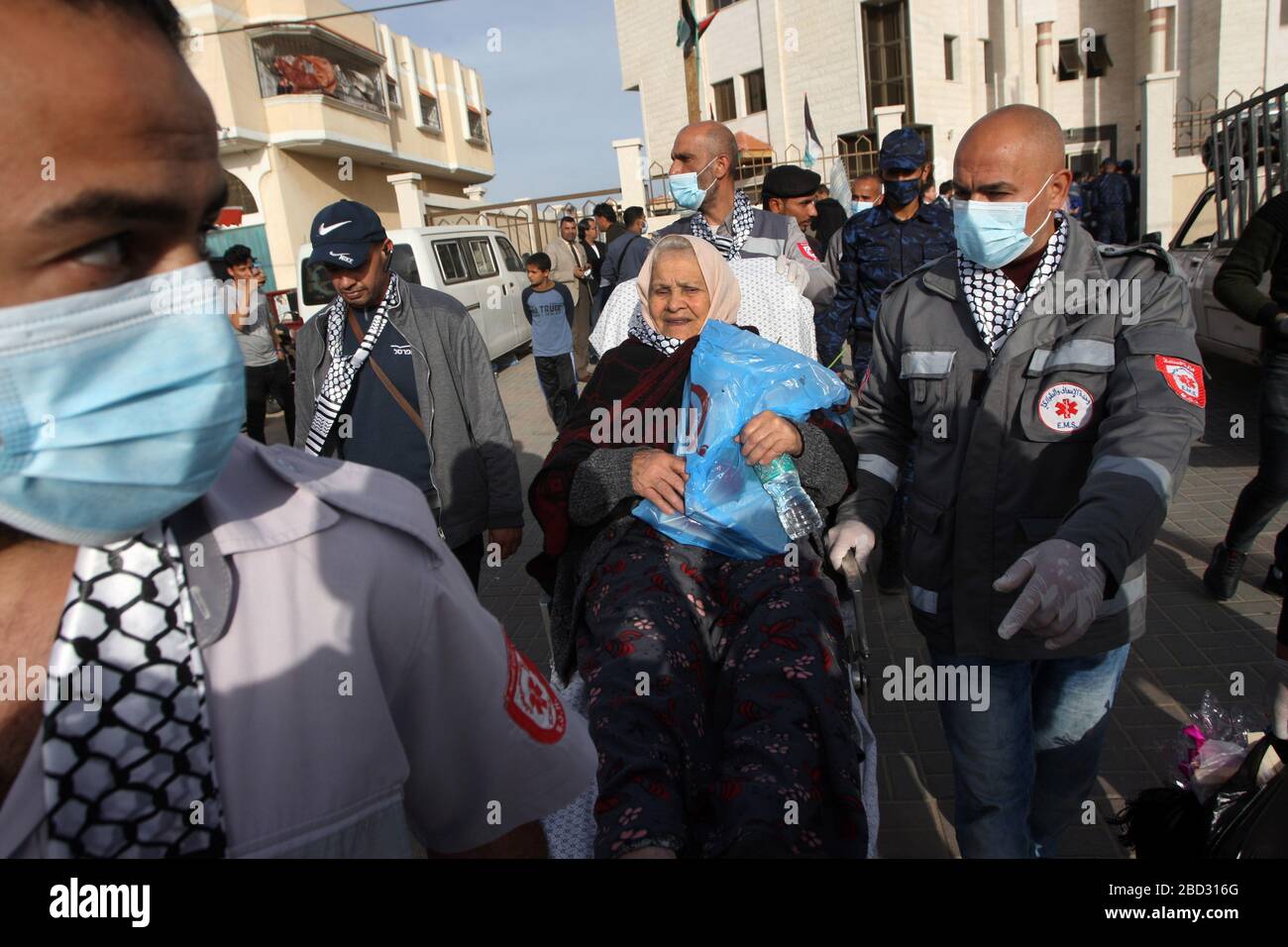 Khan Younis, Gaza. 06th Apr, 2020. Palestinians leave the Muscat Medical Center after 21 days or quarantine, in order to protect against potential Coronavirus spread, after arriving through a border crossing into the Gaza strip, in Khan Yunis, in Gaza on Monday on April 6, 2020. Photo by Ismael Mohamad/UPI Credit: UPI/Alamy Live News Stock Photo