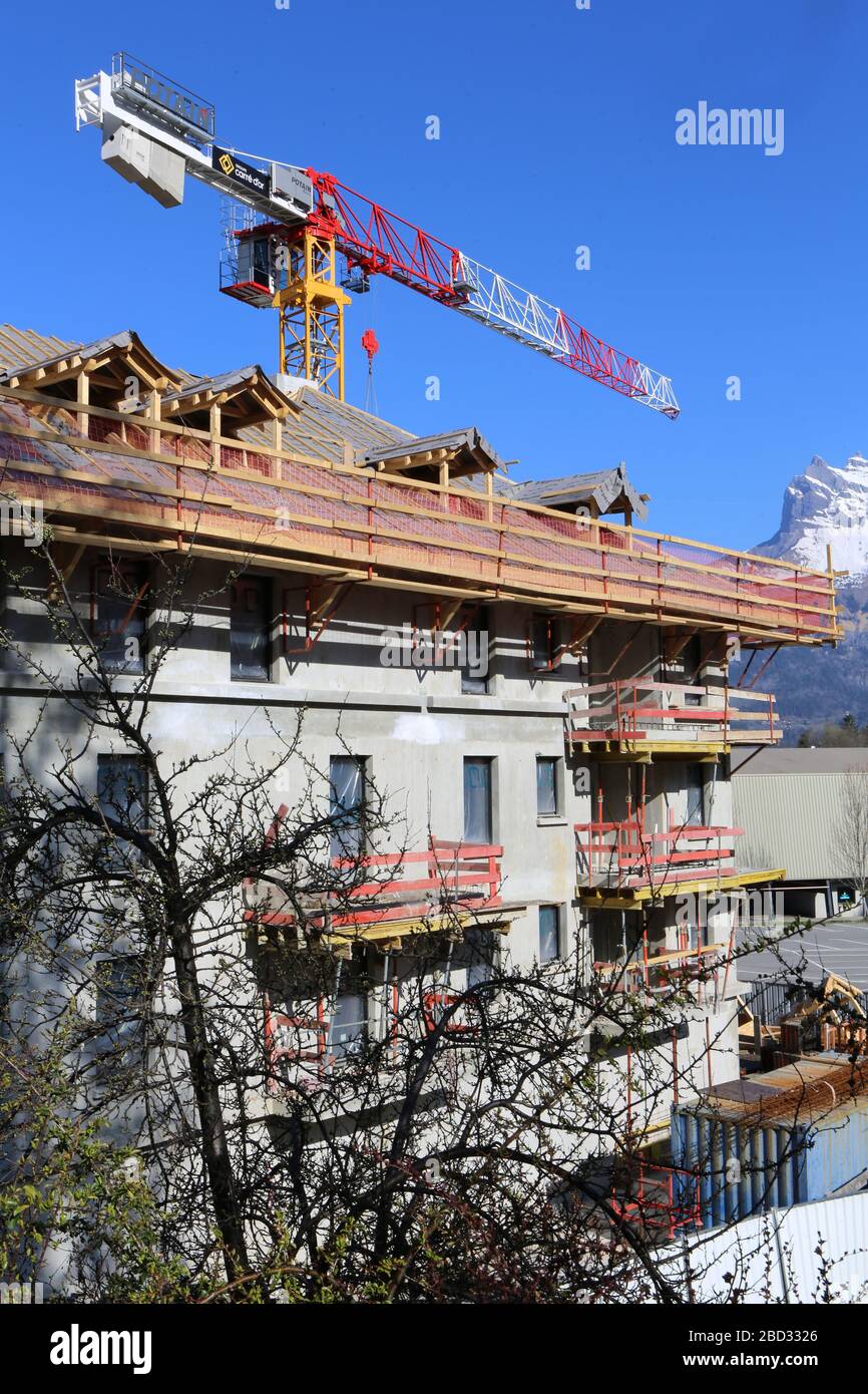 Construction miniature d'un bâtiment de grande hauteur avec une grue à  tour. Le concept de construction en miniature Photo Stock - Alamy