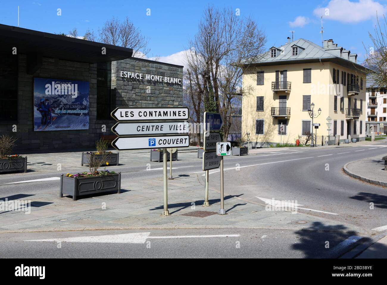France. Auvergne-Rh™ne-Alpes. Haute-Savoie. Saint-Gervais-les-Bains. 01/15/2016. This colorful image depicts une signalisation routire : Les Contamin Stock Photo