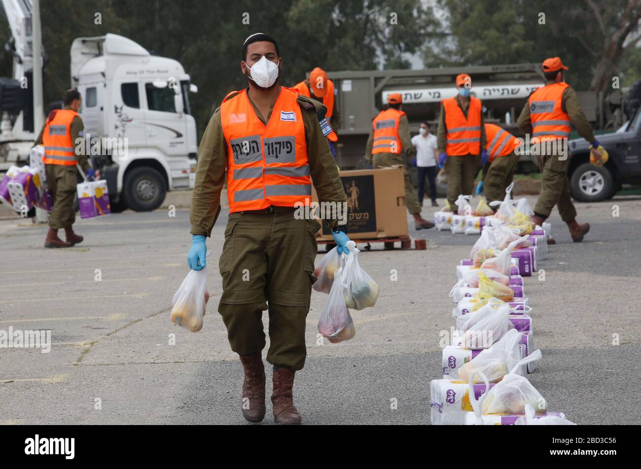 Bnei Brak. 6th Apr, 2020. Israeli soldiers collect and pack for distributing food packages to local citizens in the central Israeli city of Bnei Brak, on April 6, 2020. According to Israel's Ministry of Health, a total of 474 people in Israel were tested positive for COVID-19 on Monday, bringing the tally of infections to 8,904. Credit: Gil Cohen Magen/Xinhua/Alamy Live News Stock Photo