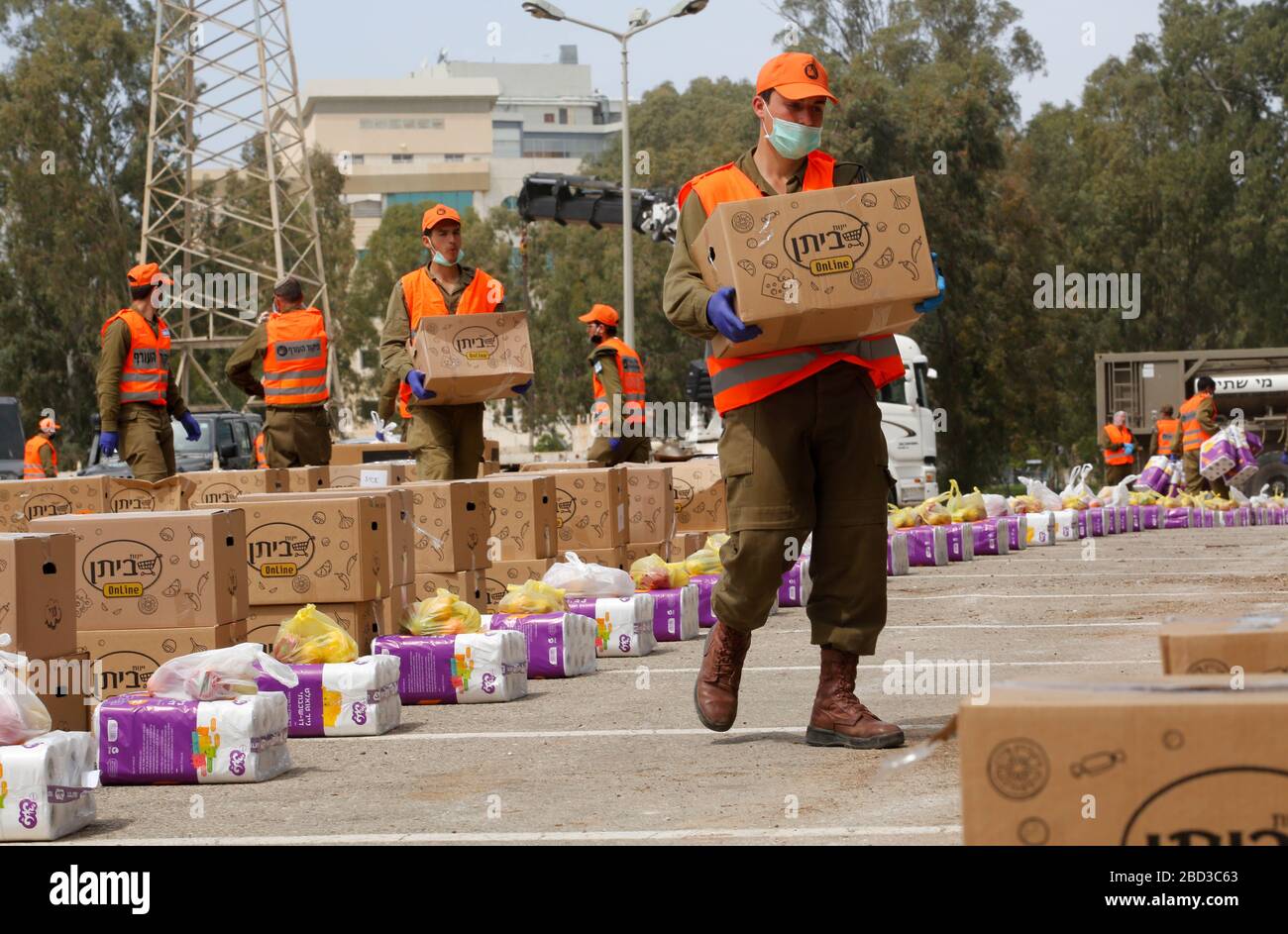 Bnei Brak. 6th Apr, 2020. Israeli soldiers collect and pack for distributing food packages to local citizens in the central Israeli city of Bnei Brak, on April 6, 2020. According to Israel's Ministry of Health, a total of 474 people in Israel were tested positive for COVID-19 on Monday, bringing the tally of infections to 8,904. Credit: Gil Cohen Magen/Xinhua/Alamy Live News Stock Photo