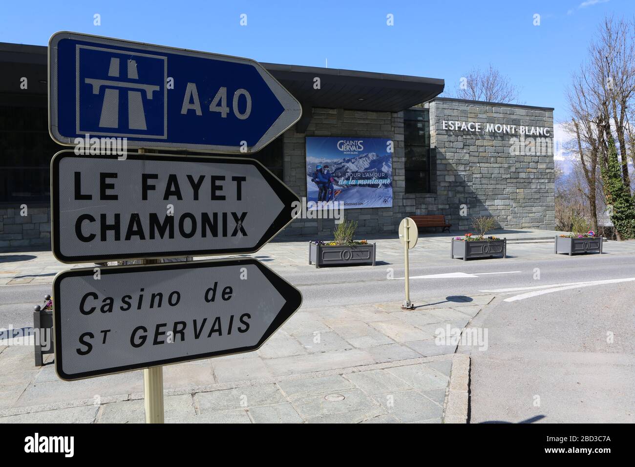 Panneau de signalisation routière : autoroute A40, Le Fayet, Chamonix, Casino de Saint-Gervais. Saint-Gervais-les-Bains. Haute-Savoie. France. Stock Photo