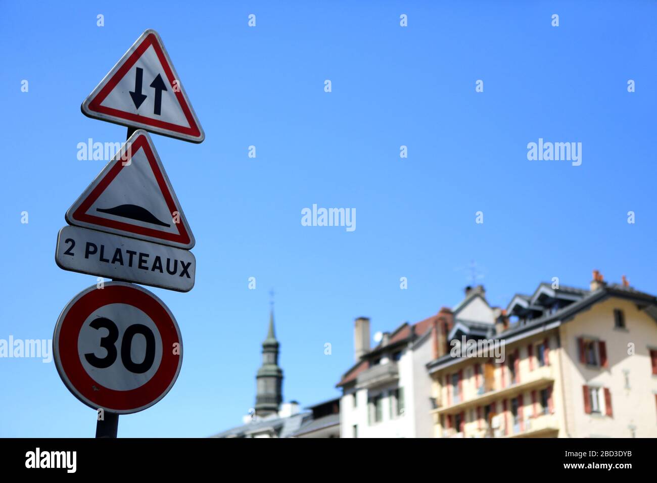 Accès dans les deux sens, dos d'âne, limitation à 30 km/h. Panneaux. Signalisation routière. Saint-Gervais-les-Bains. Haute-Savoie. France. Stock Photo