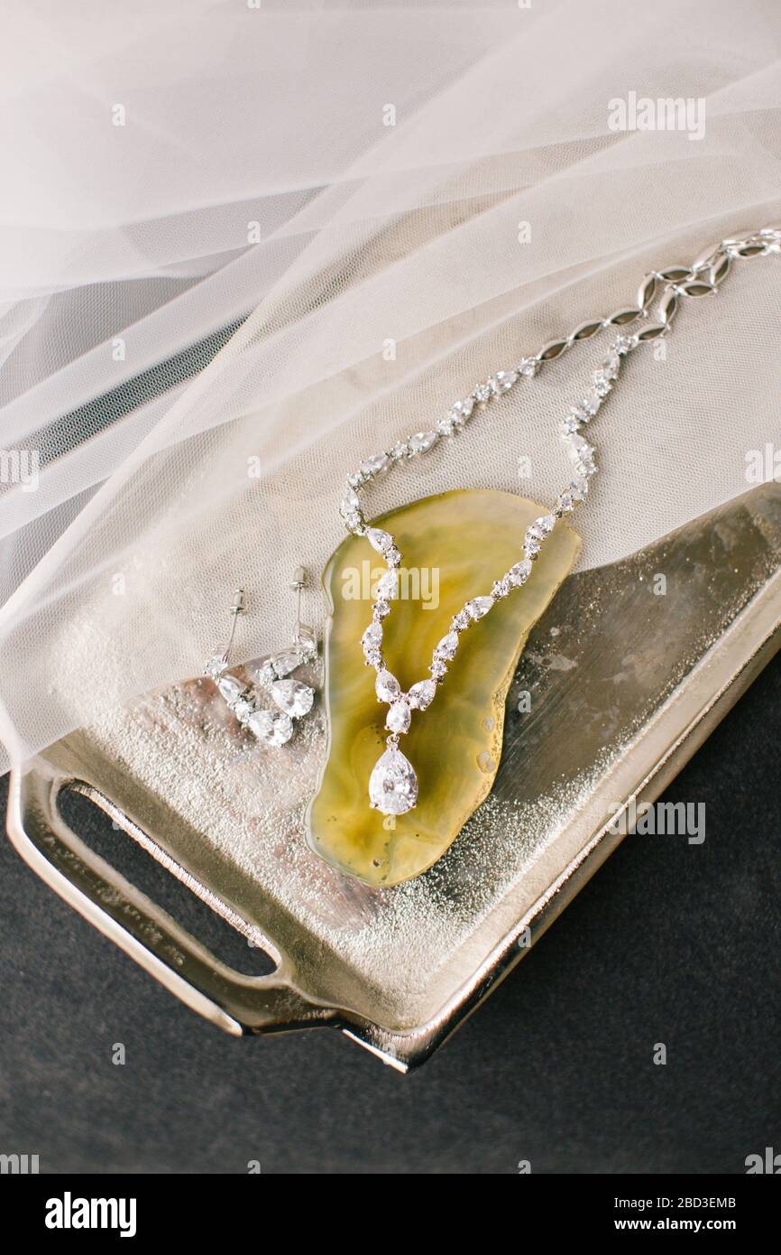 Woman wearing necklace chain hi-res stock photography and images - Alamy