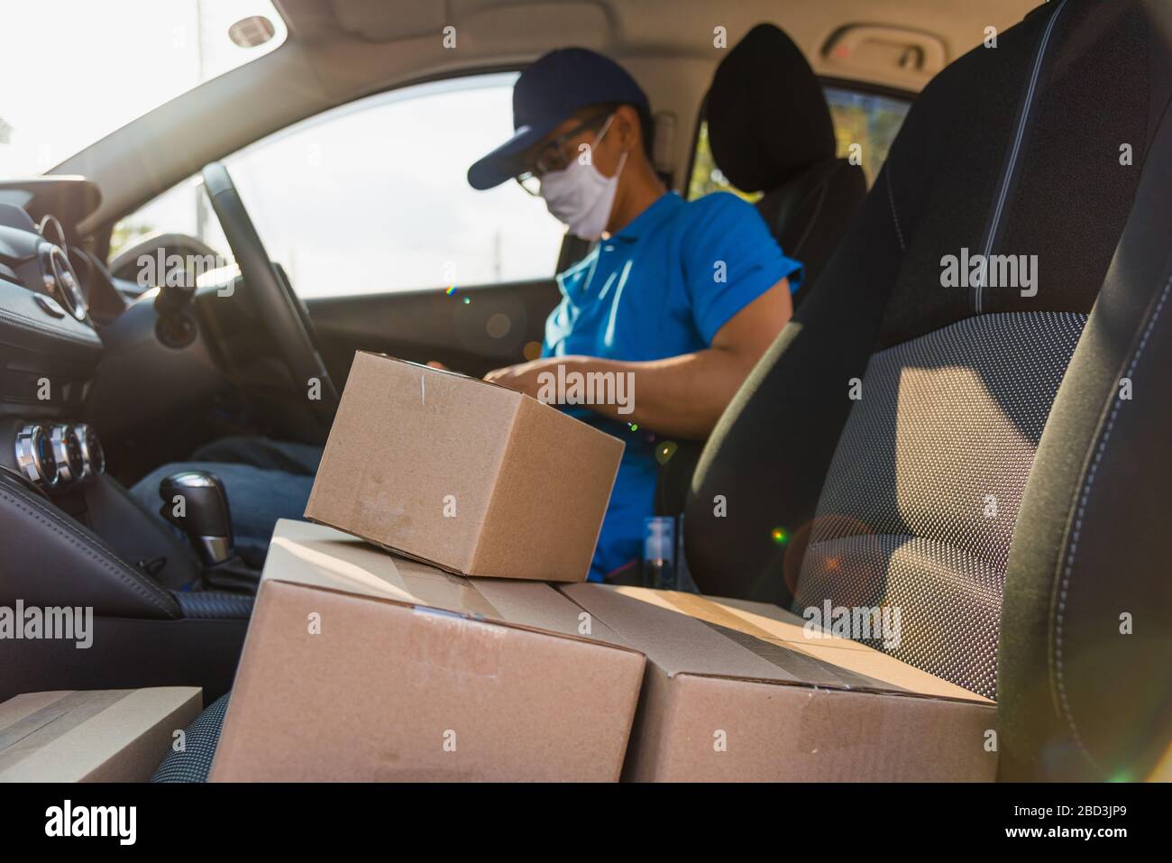 Delivery driver in blue uniform hi-res stock photography and images - Alamy