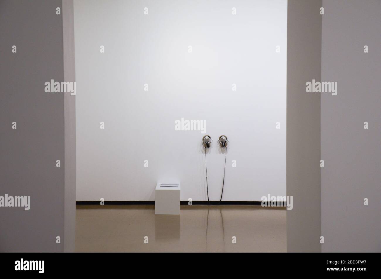 Empty art gallery hi-res stock photography and images - Alamy