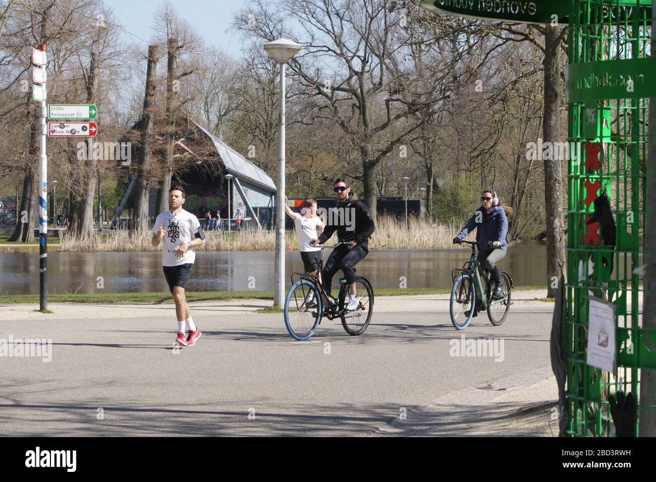 Contrary people hi-res stock photography and images - Alamy