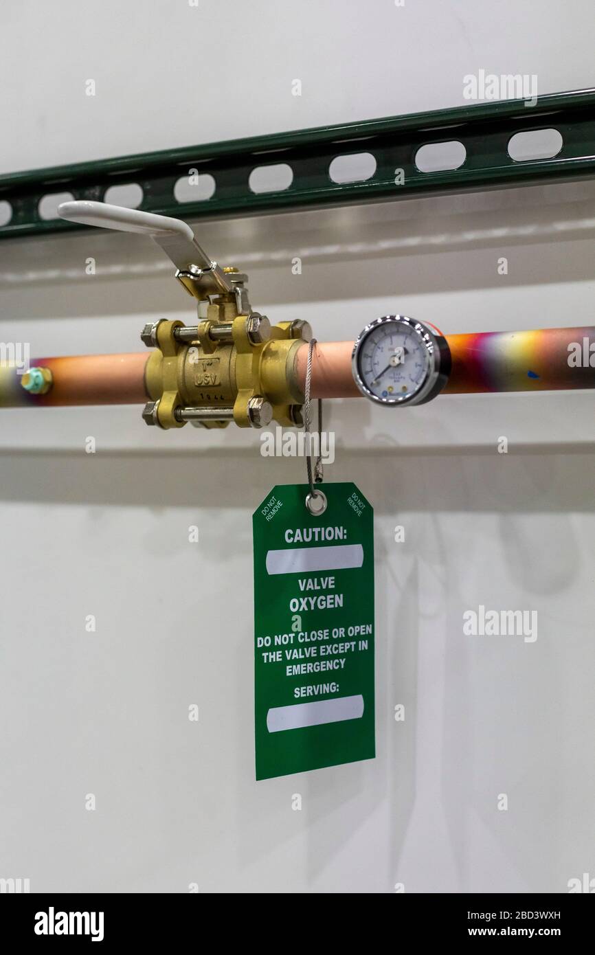 Detroit, Michigan, USA. 6th Apr, 2020. Workers construct an emergency field hospital at the TCF convention center. The 1,000-bed hospital will care for Covid-19 patients. An oxygen supply system was installed throughout the facility. Credit: Jim West/Alamy Live News Stock Photo