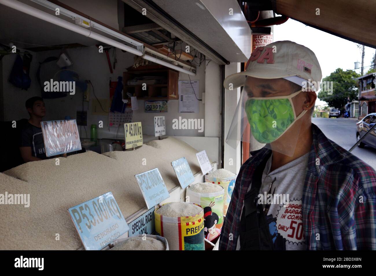 Antipolo City Philippines April 4 2020 Man With Improvised Personal Protective Equipment And Face Mask Buy Rice From A Store During The Lockdown Stock Photo Alamy
