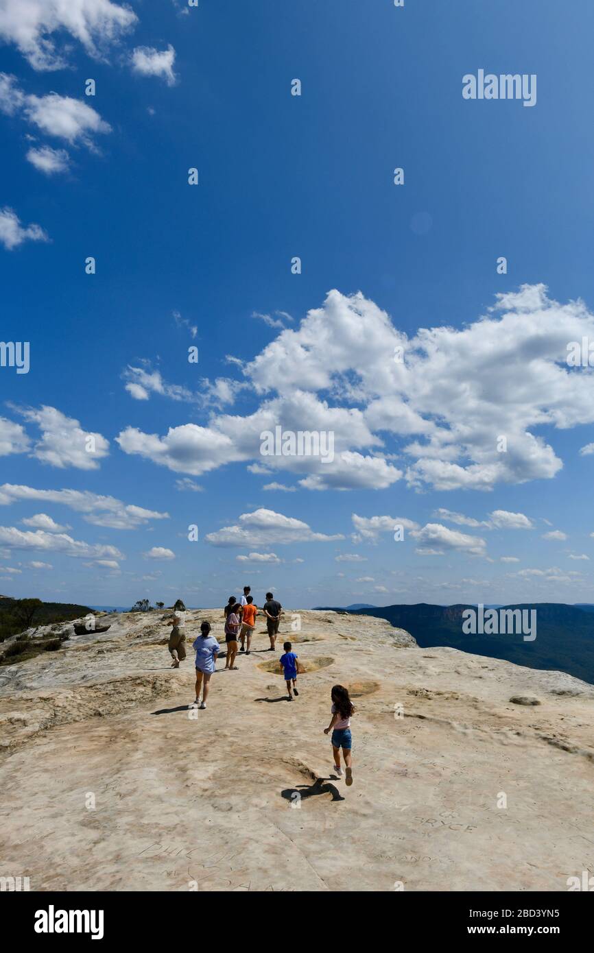 People enjoying the views at Lincoln's Rock in the Blue Mountains west of Sydney Stock Photo