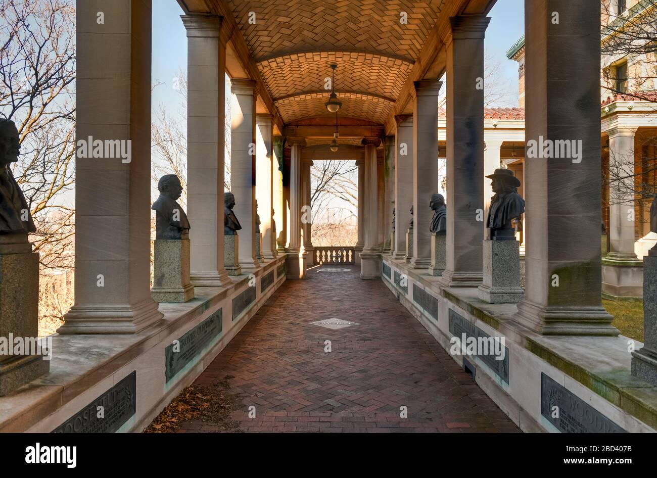 https://c8.alamy.com/comp/2BD407B/hall-of-fame-for-great-americans-at-the-bronx-community-college-in-new-york-city-2BD407B.jpg