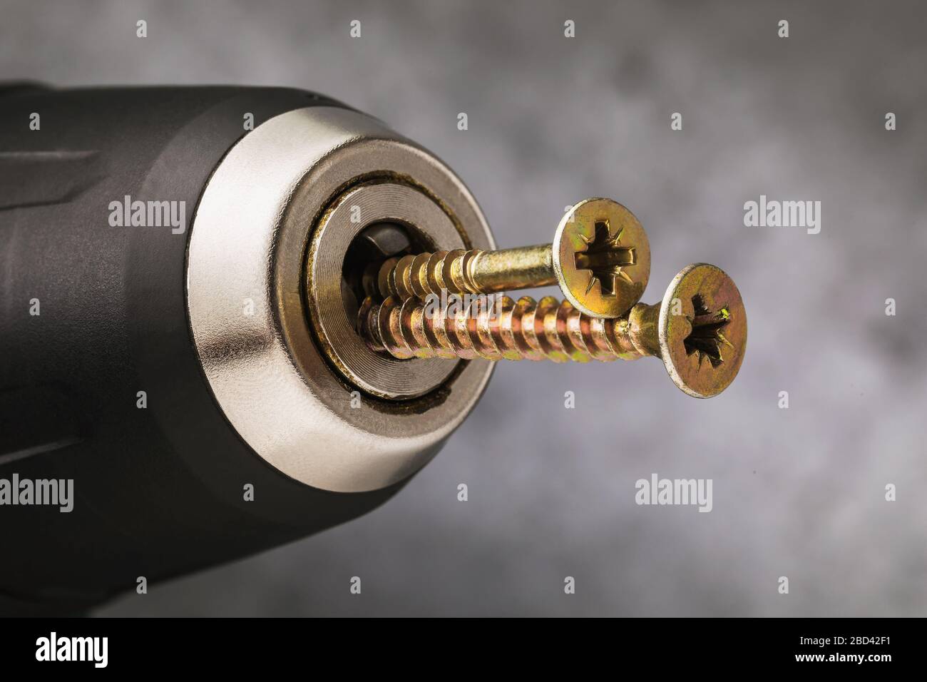 Selftapping screws are inserted into the power tool with the reverse