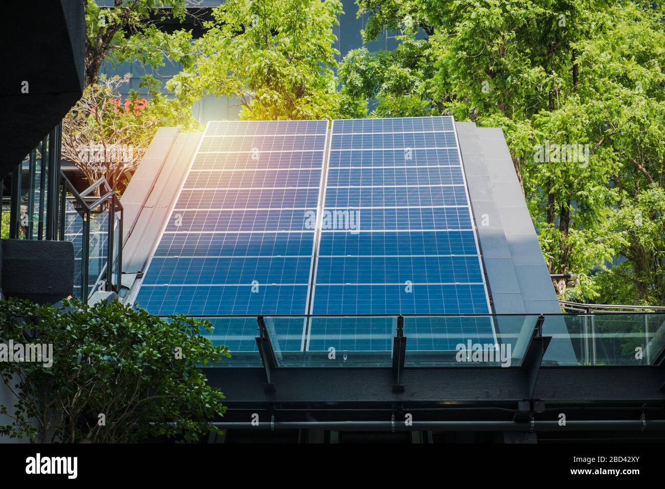 City green roof solar panel hi-res stock photography and images - Alamy