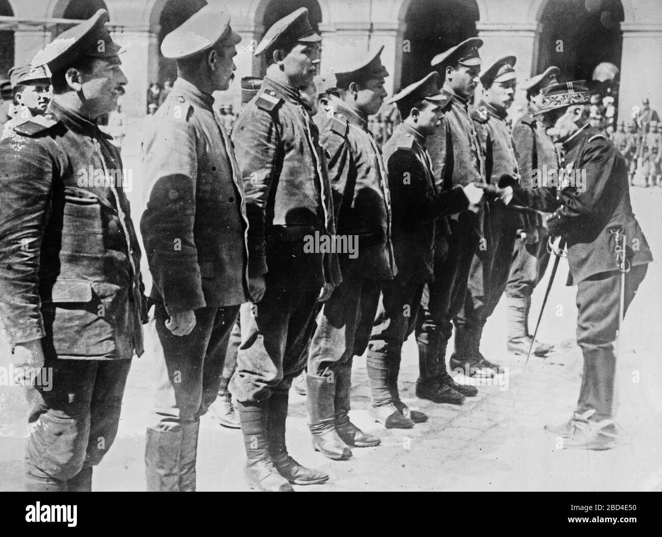 General Cousin decorates the Russian prisoners at the Invalides ca. 1915 Stock Photo