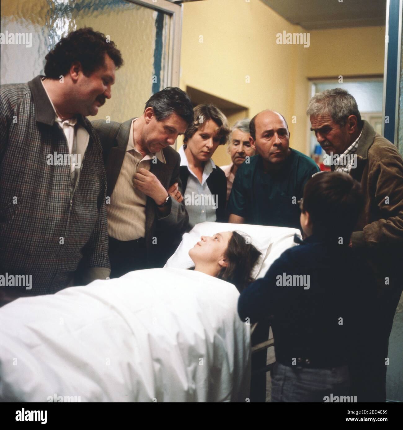 Die Familie Knapp versammelt sich um Tochter Roswitha im Krankenhausbett, von links: Martin Sperr, Eberhard Fechner, Rosel Zech, Else Quecke, Herbert Steinmetz, Rolf Potz und Verena Reichardt, Regie: Stephan Meyer, 1981. Knapp family gathering around daughter Roswitha lying in a hospital bed, as seen from the left: Martin Sperr, Eberhard Fechner, Rosel Zech, Else Quecke, Herbert Steinmetz, Rolf Potz und Verena Reichardt, Director: Stephan Meyer, 1981. Stock Photo