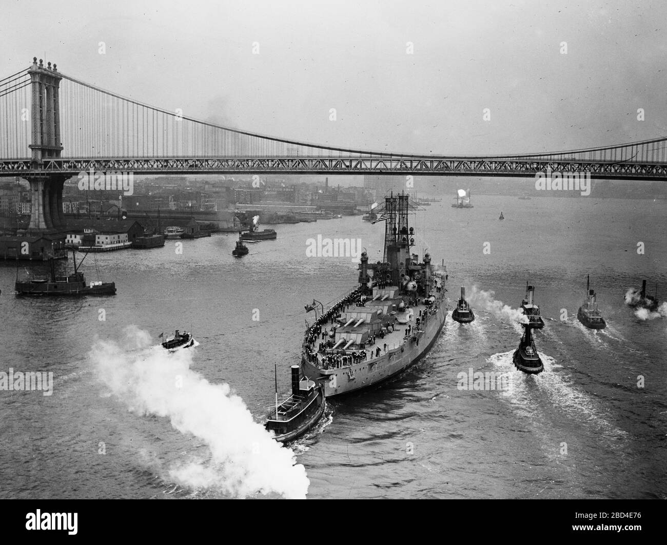 USS Wyoming (BB-32) Battleship, seen from the Brooklyn Bridge ca. 1910-1915 Stock Photo