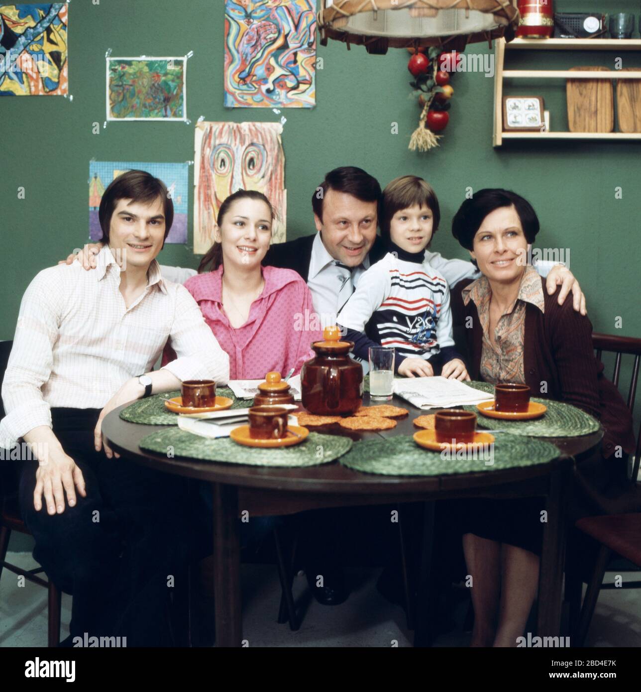 Die Familie Lindemann am Küchentisch dargestellt von Hans-Georg Panczak, Ute Willing, Günter Lamprecht, Rolf und Rainer Weiss und Barbara Rütting in Kennen Sie die Lindemanns?, Regie: Hartmut Griesmayr, 1977. Lindemann family sitting around the kitchen table, enacted by Hans-Georg Panczak, Ute Willing, Günter Lamprecht, Rolf and Rainer Weiss and Barbara Rütting in Kennen Sie die Lindemanns?, Director: Hartmut Griesmayr, 1977. Stock Photo