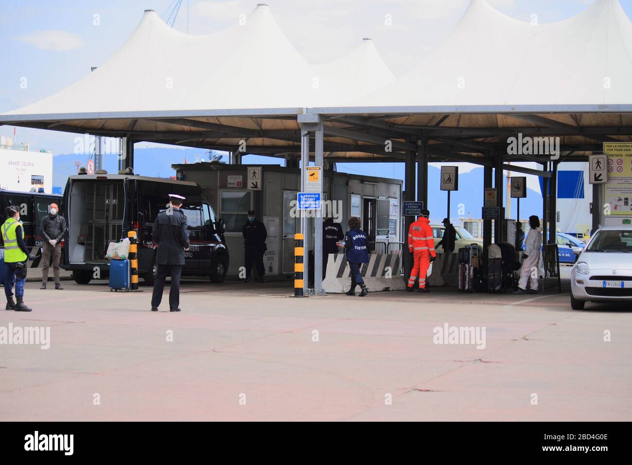 Medical personnel, coastguard and police forces present at the port