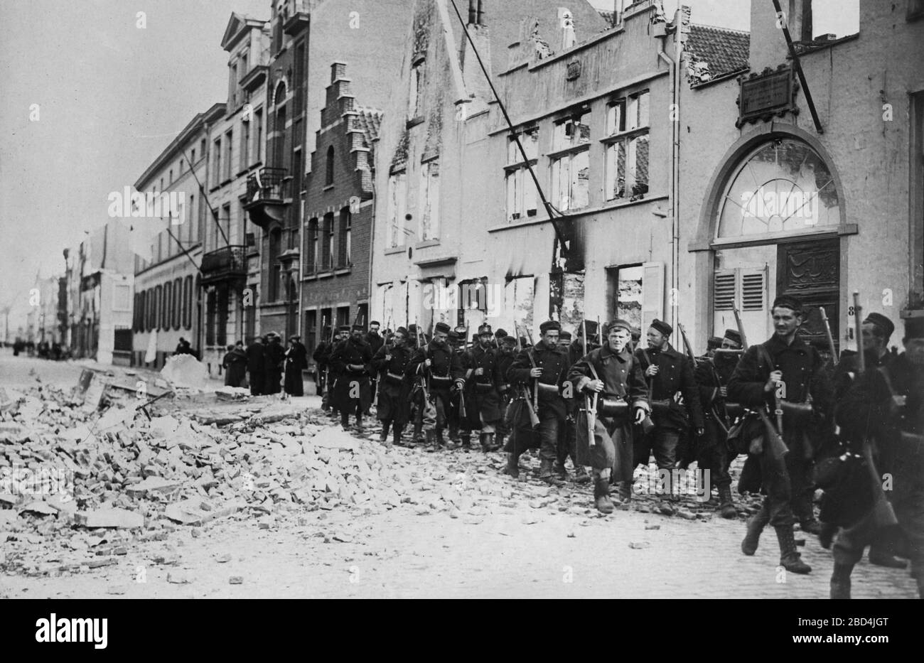 Belgian soldiers re-enter Termonde ca. 1914-1915 Stock Photo