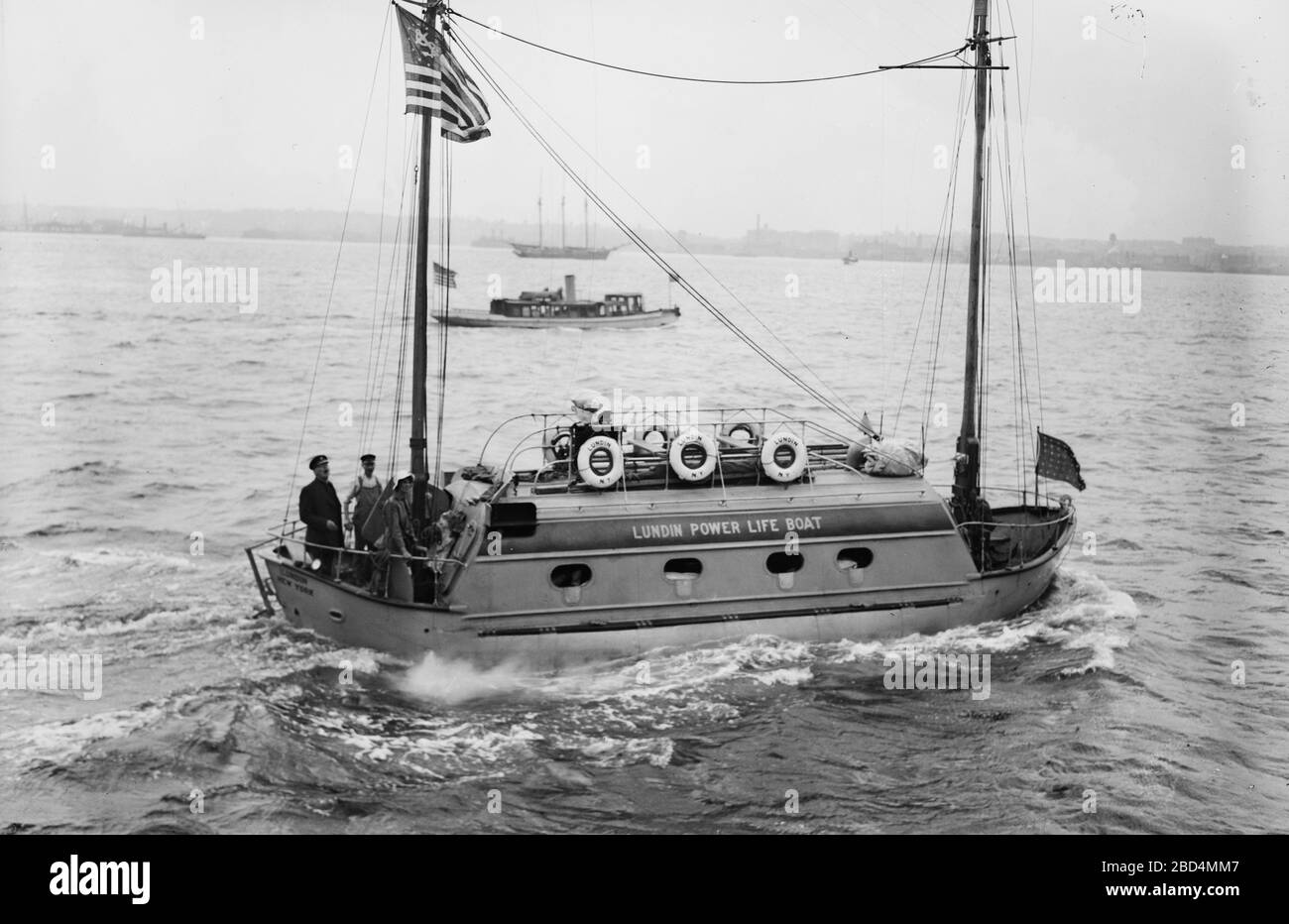 Photograph shows the Lundin Power Lifeboat with newlyweds Einar Sivard and Signe Holm Sivard and crew, leaving New York City for a trip to cross the Atlantic. Sivard was Superintendent of the Welin Manufacturing Co. which built the Lundin lifeboats Stock Photo